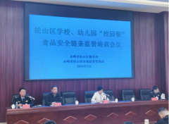 松山区市场监视办理局餐饮股副股长王学萍紧扣